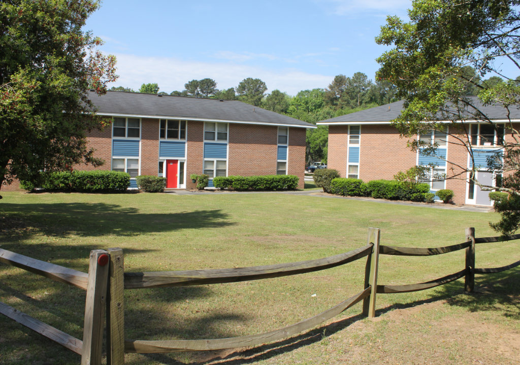 Corner view of Country Club Apartments in Florence, SC